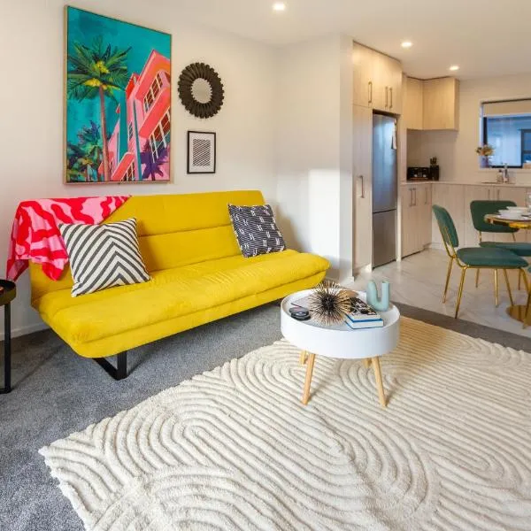 Beachfront 2BR Retreat with Stunning Views، فندق في كرايستشيرش