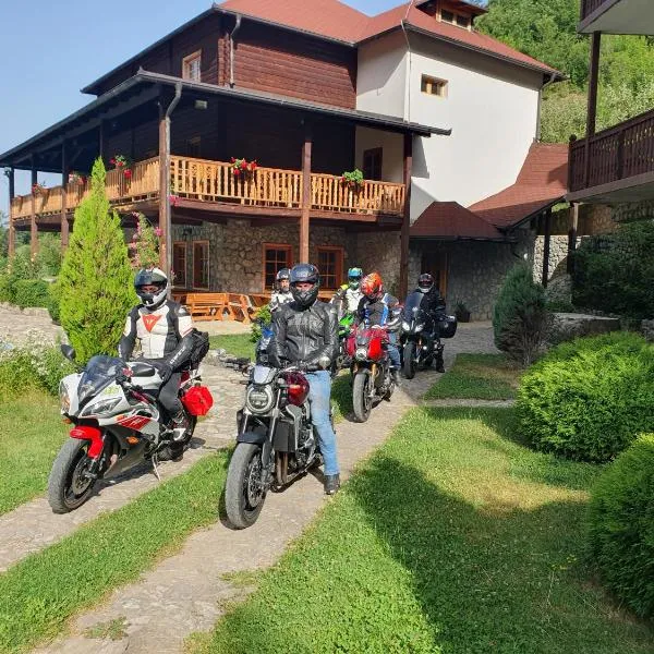 Etno Selo VRELO & Camping, hotel u Beraneu