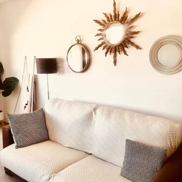 Apartamento con WIFI y piscina cerca del mar, hotel in Torredembarra