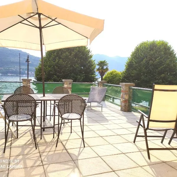 Panoramic Terrace steps from the Lake Iseo in Spacious Apartment, hotel em Sale Marasino
