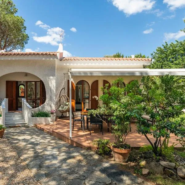 Villa immersa nel verde a 150mt dal mare adiacente al Forte Village Resort, hotel i Fort Village