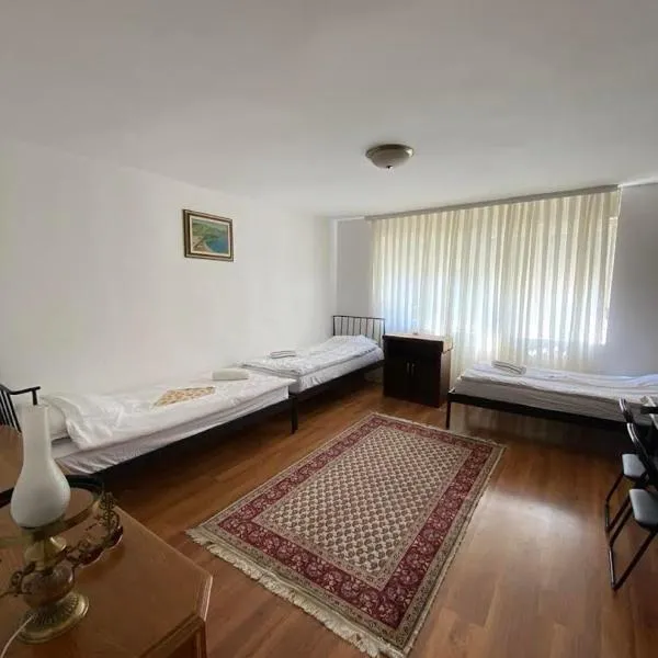 Sunlit City Apartment Gjakova, hotel in Gjakove
