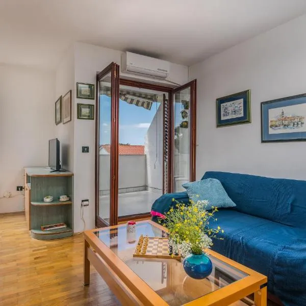 Amazing Apartment In Krk With Kitchen, hotel i Krk