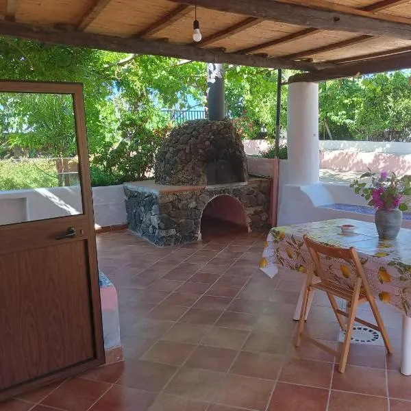 A casa Di Fabrizio Appartamento Il Forno, hôtel à Filicudi