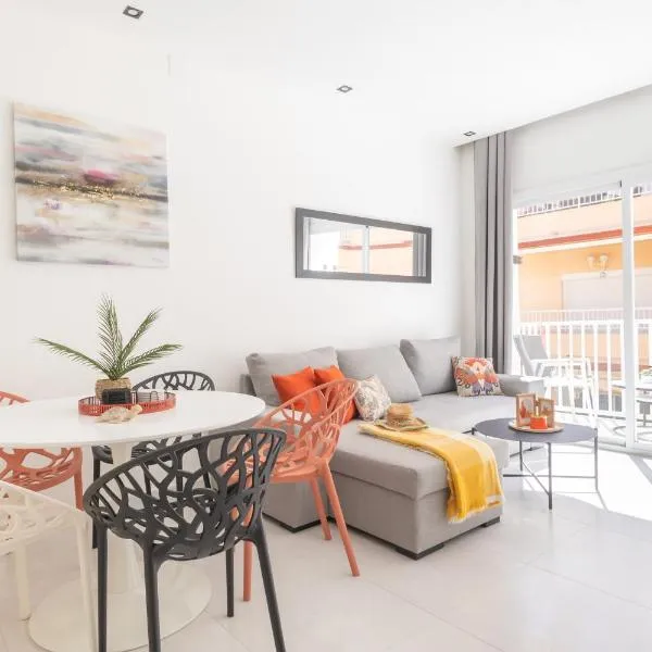 Beautiful & fully renovated 2BD apt - in city center - 20 meters from beach、フエンヒロラのホテル