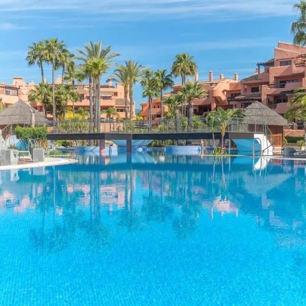HAPPY Luxury Apartment - Beachside in Mar Azul, Estepona, ξενοδοχείο σε Εστεπόνα