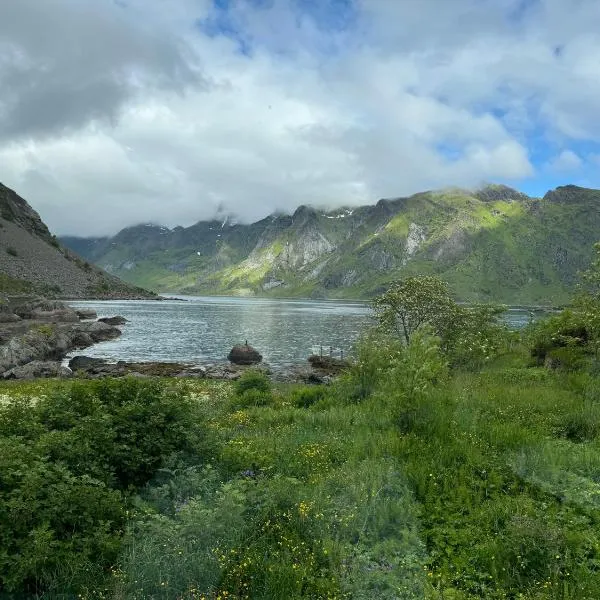Enebolig med Eventyrlig beliggenhet like ved sjøen i Lofoten, hotel in Sund