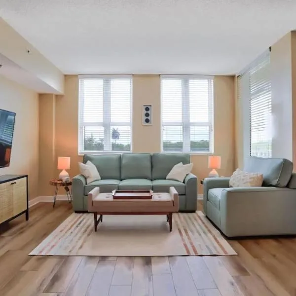 Studio with rooftop pool in Boynton Beach, khách sạn ở Boynton Beach