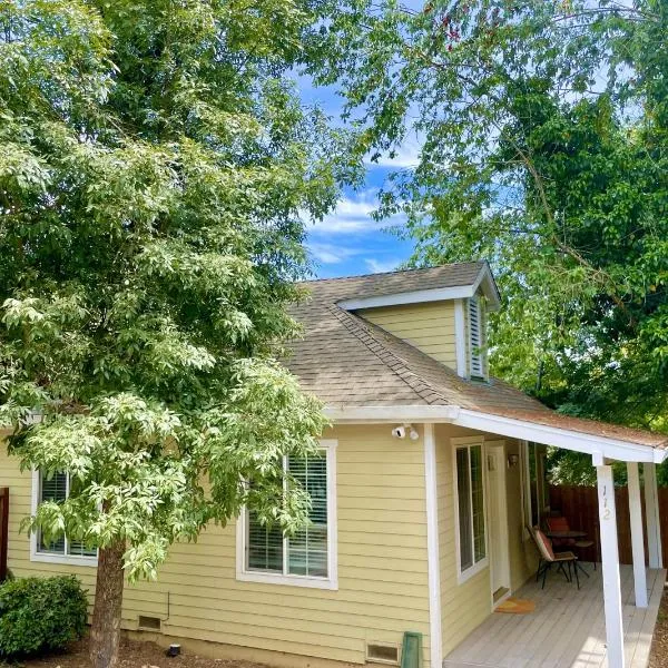 Charming Downtown Cottage, hotel in Grass Valley