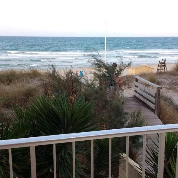 Apartamento nuevo Playa aislada Primera línea de playa, хотел в Кулера