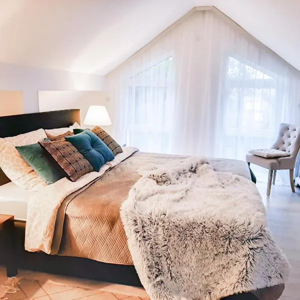 Design Maisonette - 24h Self-Check- GONDWANA Park - bis 7 Pers - In direkter Weihernähe - Parkplatz - WiFi - Balkon -Terrasse, hotel v destinaci Schiffweiler