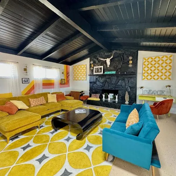 Mid-Century Modern Home w/Pool & Hot Tub, hotel v destinaci Yucca Valley