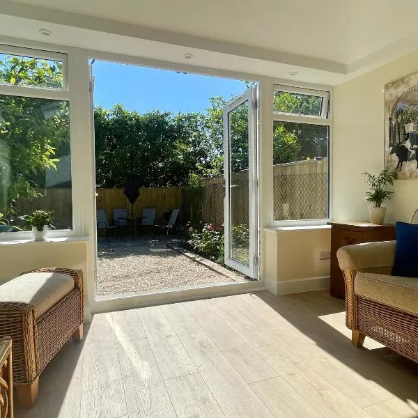 3-bed cottage in Sway, New Forest (5 min walk from Sway Train Station), hotel v destinaci Sway