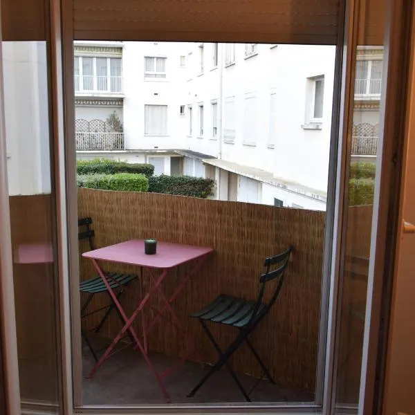Quiet Tiny Apartment, hotel v destinaci Versailles