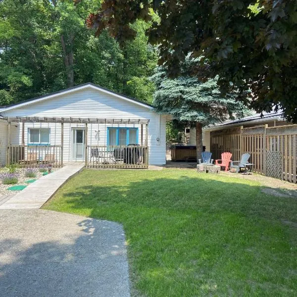Cozy Cottage Retreat, hotel di Lambton Shores