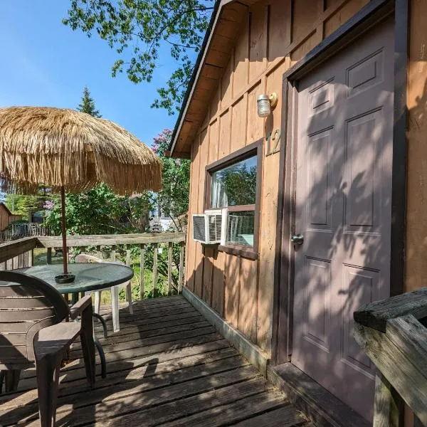 Tiny Wood Cottage 12, hotel di Wasaga Beach