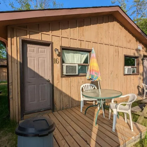 Tiny Wood Cottage 16, hotel di Wasaga Beach