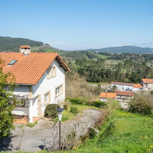 Casa con jardín en Gama, hotel v destinaci Bárcena de Cicero