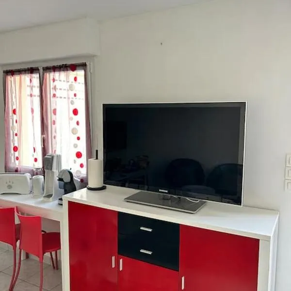 Hébergement Studio, hotel in Saint-Martin-des-Noyers