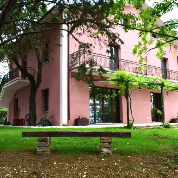 Agriturismo Il Colle Del Contadino, hotel Castelraimondóban