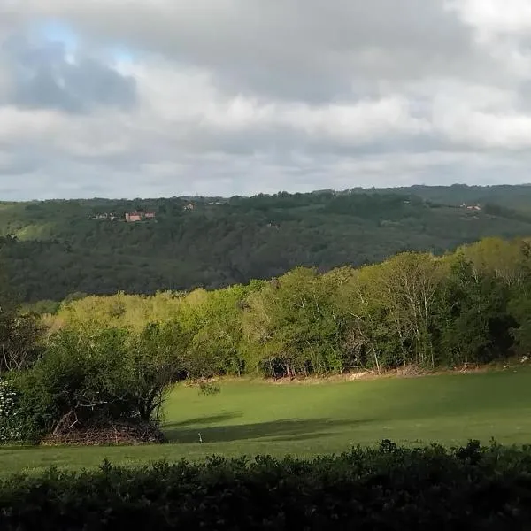 EMPLACEMEMENT TENTE En FORET, hotel v destinaci Saint-Aubin-de-Nabirat
