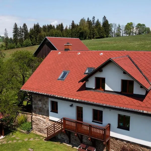 Na samotě u lesa, viešbutis mieste Žamberkas