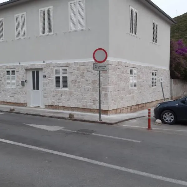 Studio apartments Ana & Mia: Vis şehrinde bir otel