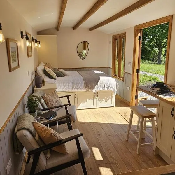 Stoodley View Shepherd Huts, khách sạn ở Todmorden