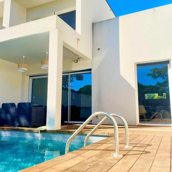 Villa design Cap dAgde piscine et plage, hotel v destinácii Le Grau-dʼAgde