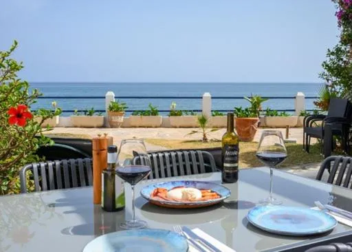 Newly Renovated 2 Bedroom Beachfront House, hotel v destinácii Sitio de Calahonda