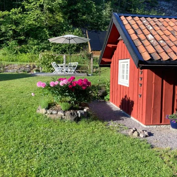 Nyrenoverad liten stuga i Marmorbruket, hotel v destinaci Kolmarden