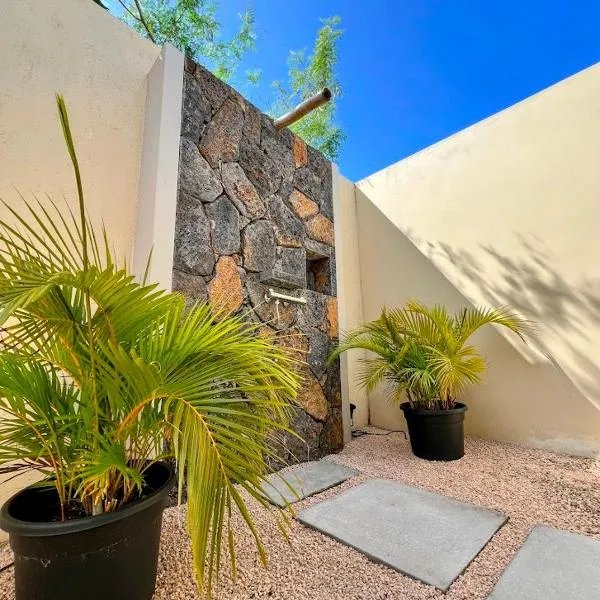 Lakaz Kannell - Coconut Lodge secluded outside shower, infinity pool, hotel in Cap Malheureux