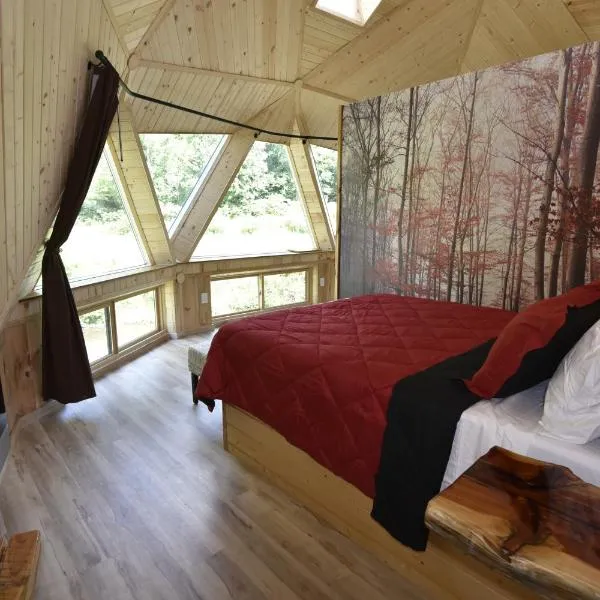 Natahala Glamping Red Dome #23, hotel v destinaci Topton