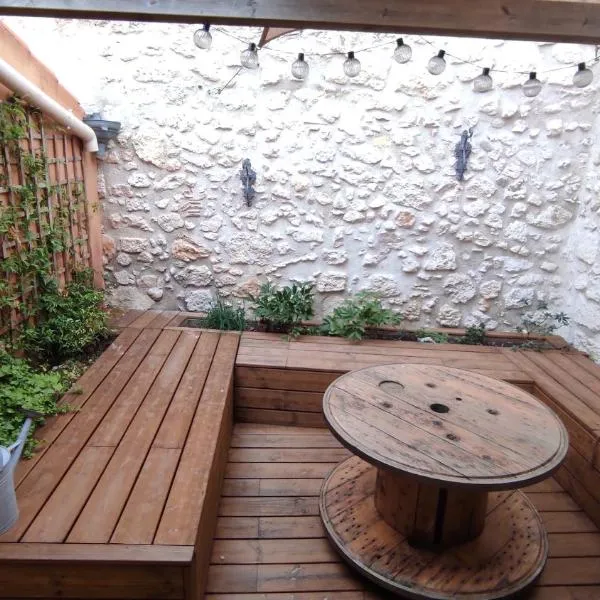 Maison de village avec sa charmante petite cour intérieure, hotel v destinácii Fleury