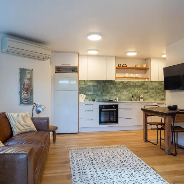 Stunning Self-contained Apartment, hotel in Auckland
