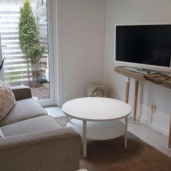 Lgh Lillemor, nära havet, staden och naturen, hotel v destinaci Strömstad