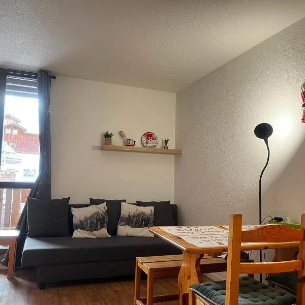 Cosy central Studio with a view, balcony 20m2 4ppl, hotel in Vénosc