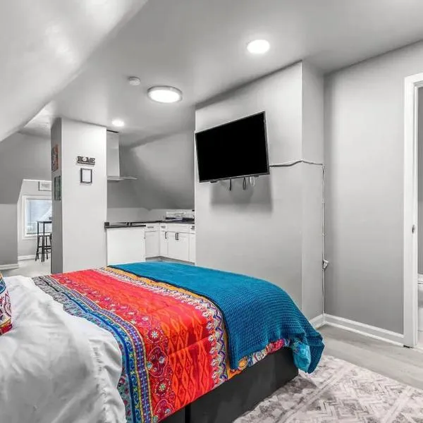 3rd Story Loft Islandview Pets Included with Free Parking!, hotel in Detroit