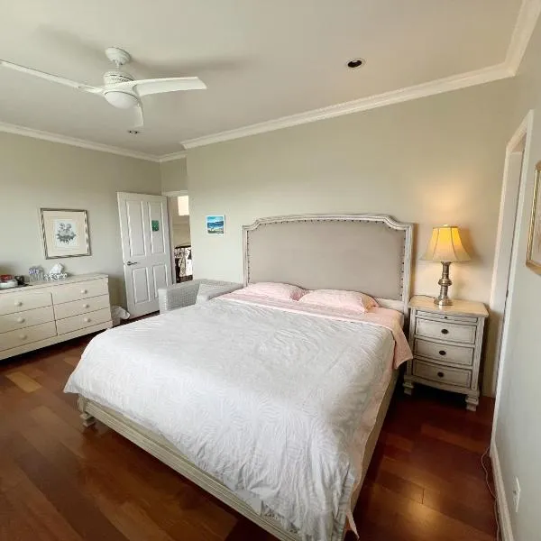 Lucky room, A comfortable bedroom with private bathroom close to YVR Richmond, hotel v destinaci Richmond