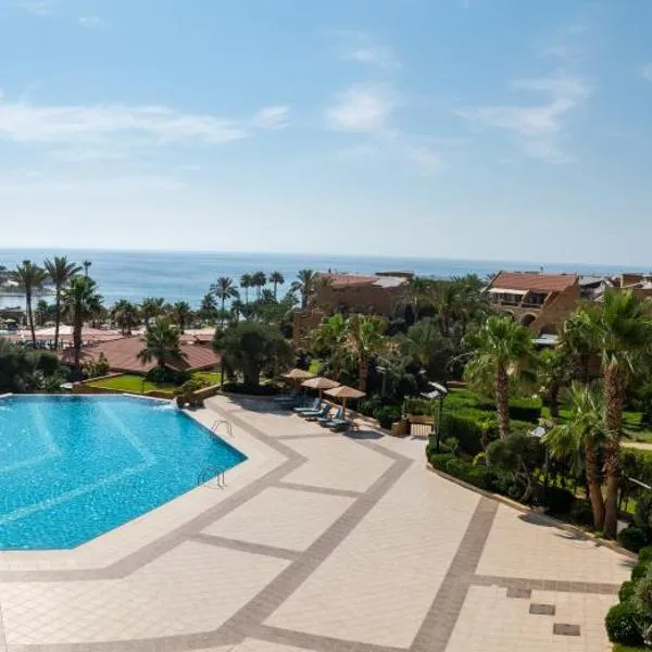 Jiyeh Marina Resort Hotel & Chalets, hotelli kohteessa Jieh
