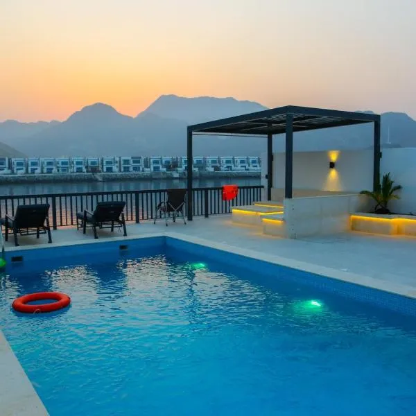 The Blue Moon Villa - Al Dana Island Fujairah, hotel v destinaci Fudžajra