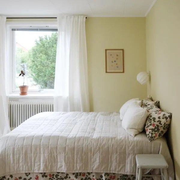 Lägenhet med trädgård nära stad och hav, hotel v destinaci Varberg