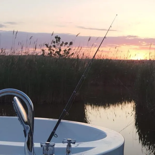 Pfahlbau Sunset II Toplage inklusive Elektroboot, hotel i Rust