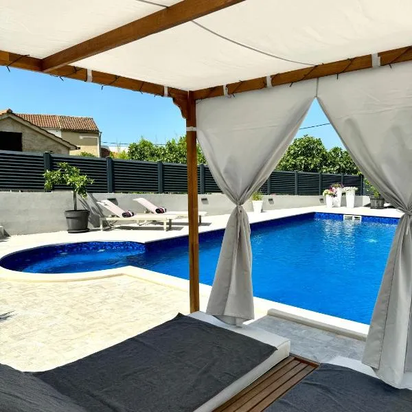 HelaMoni, New 5 Star 2 Person apartments with pool, hotel em Malinska