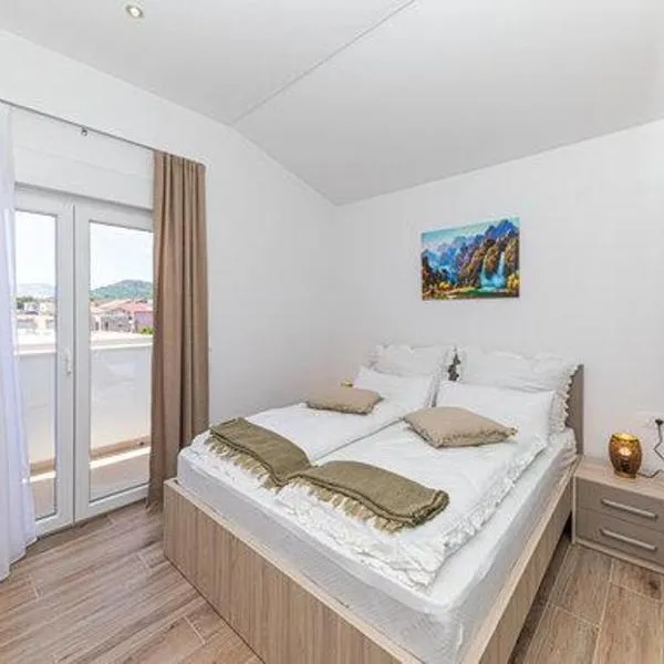 Apartmani Kornelija, hotel in Kaštela