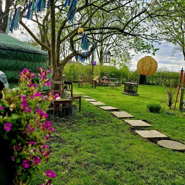 Het binnenerf yurt en keetjes, hotel v destinaci Nieuwleusen