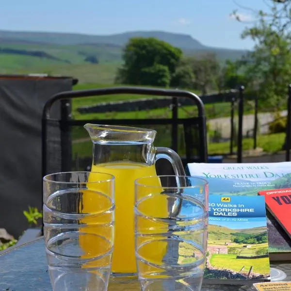 Ashes Farm - Ingleborough Barn Cottage, with 3 peaks views, Horton In Ribblesdale, Settle, hotelli kohteessa Settle