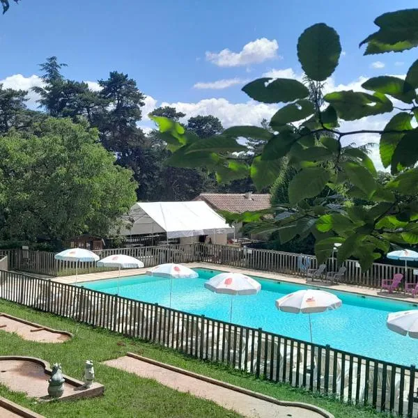Camping 46 Rainettes, hotel v destinaci Goujounac