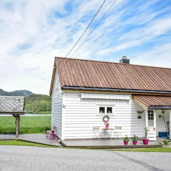 2 Bedroom Awesome Home In Tørvikbygd, hotel in Tyrvikbygd