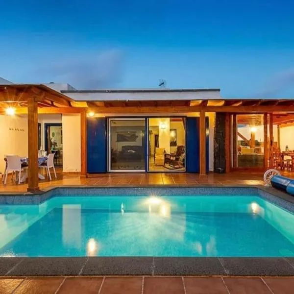 Villa Maiteren Etxea- 4 Beds property with private pool, hotel Playa Blancában